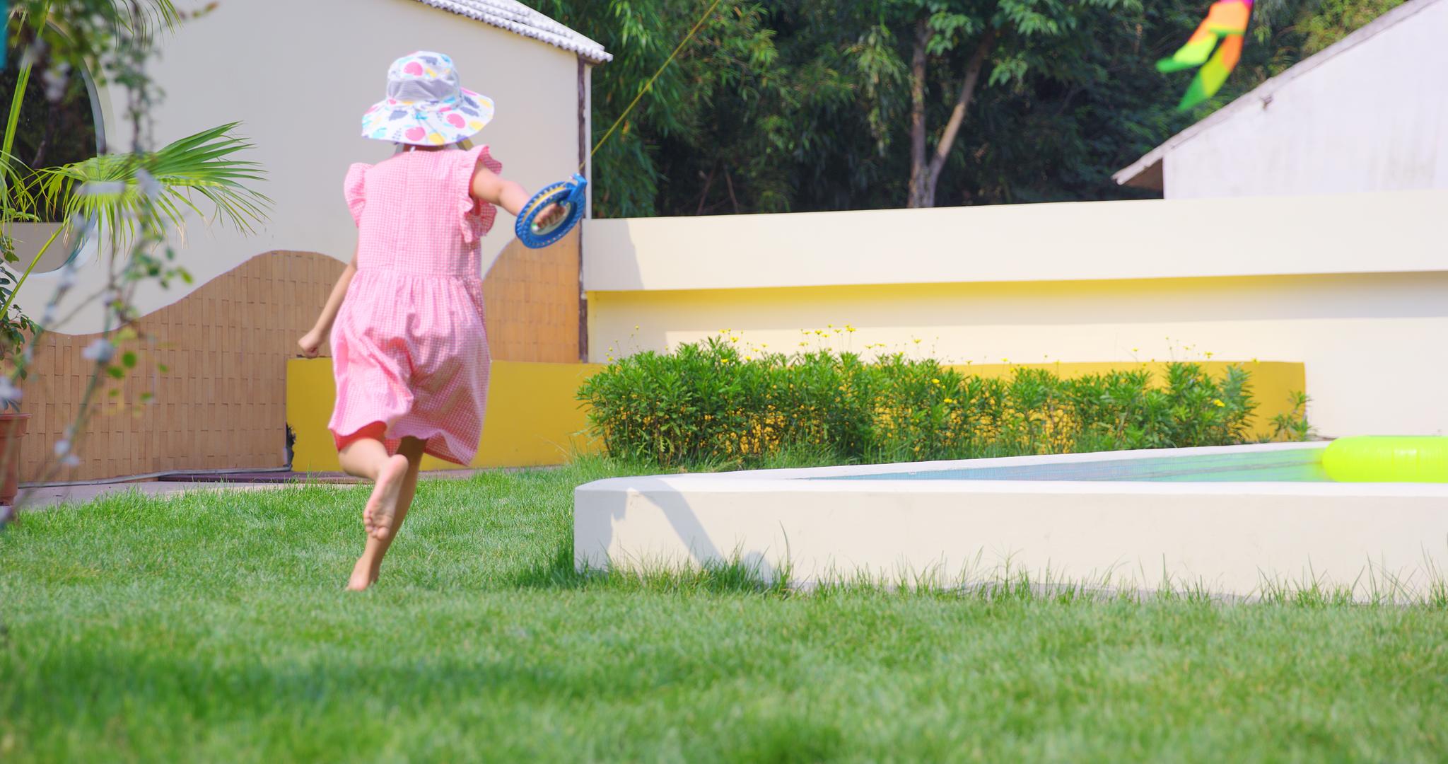 8K可爱小女孩院子里放风筝视频的预览图