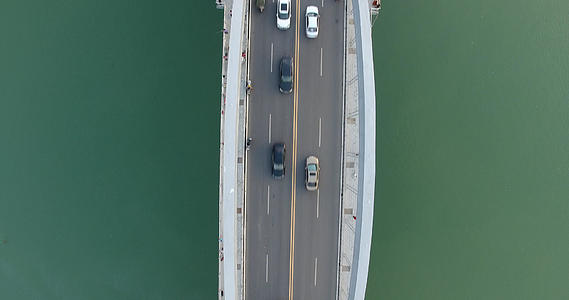 4K高清垂直航拍车流过桥视频的预览图