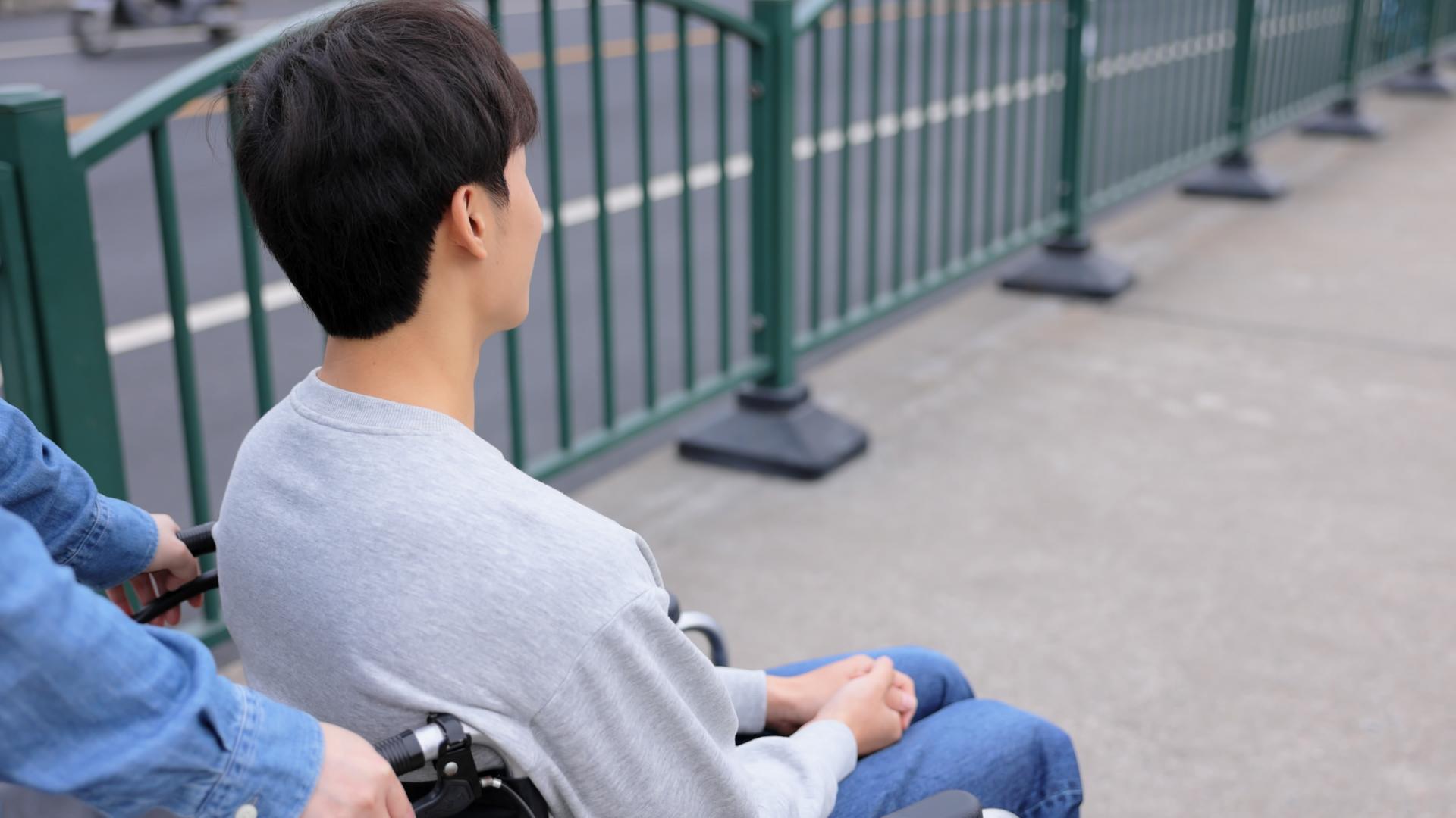亲人陪伴坐轮椅的青年男性外出视频的预览图