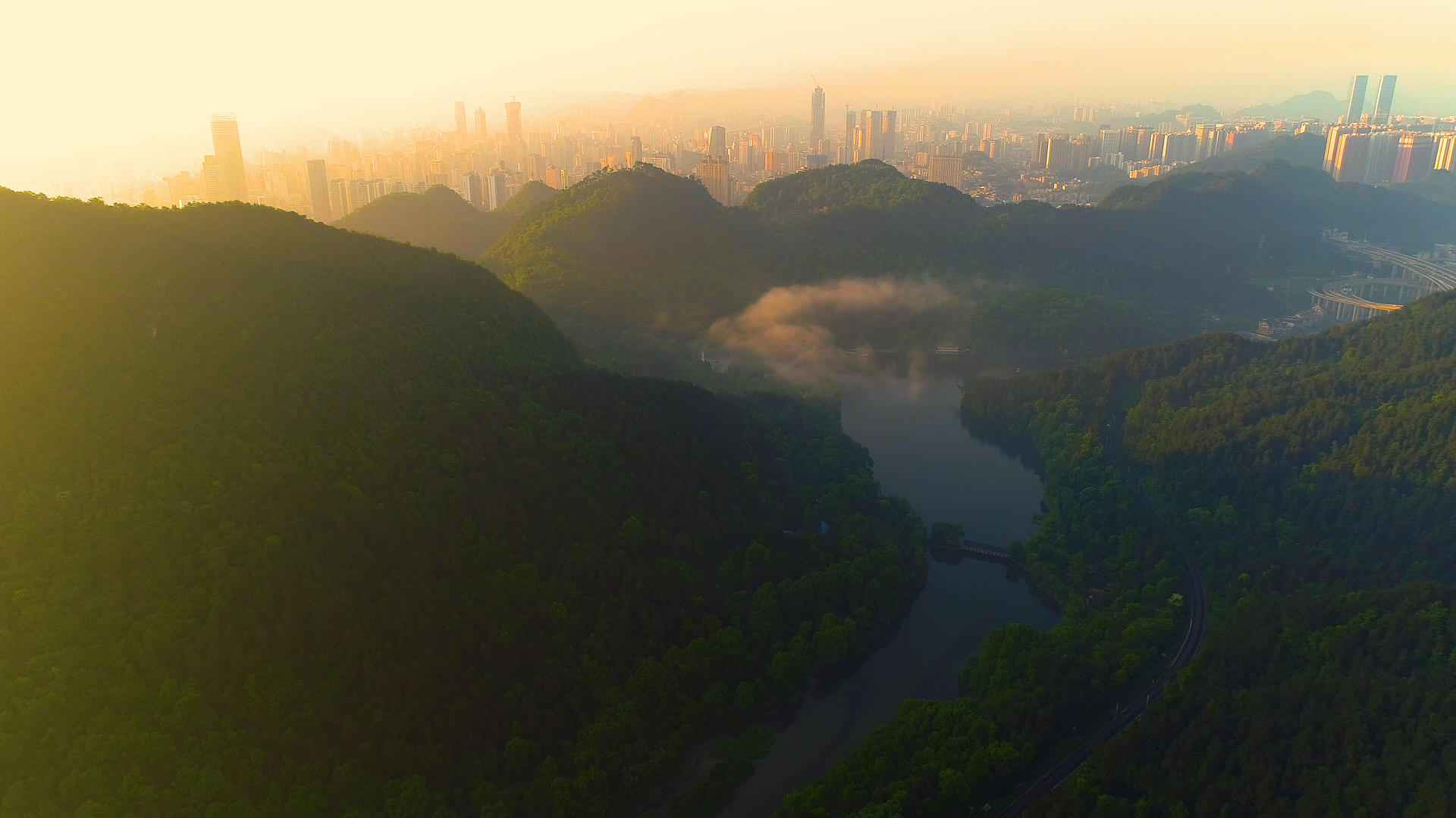 4K航拍贵阳黔灵山森林公园视频的预览图