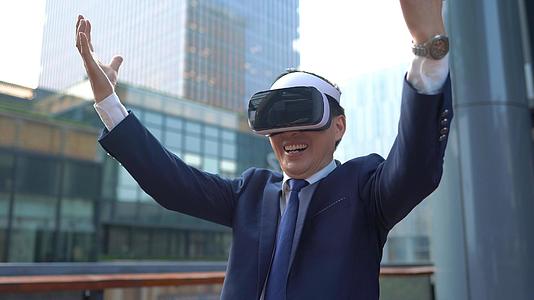 4k商务男性使用VR眼镜身临其境视频的预览图