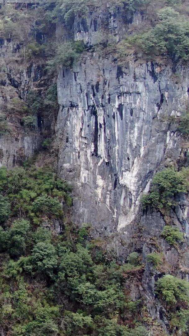 航拍湘西大峡谷悬崖峭壁视频的预览图