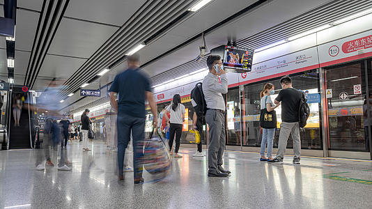 8K慢门震撼杭州上下班地铁人流延时视频的预览图