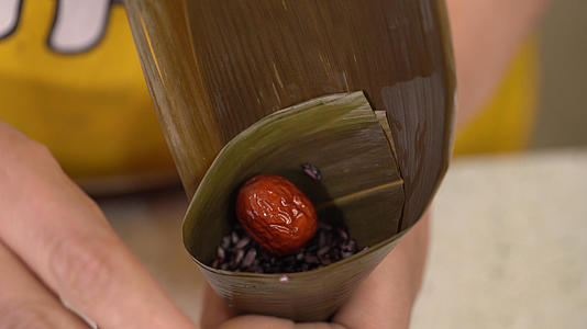 实拍包红枣粽子视频视频的预览图