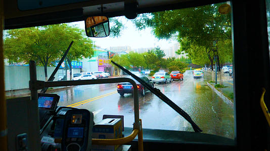 4K升格雨中公交视频的预览图