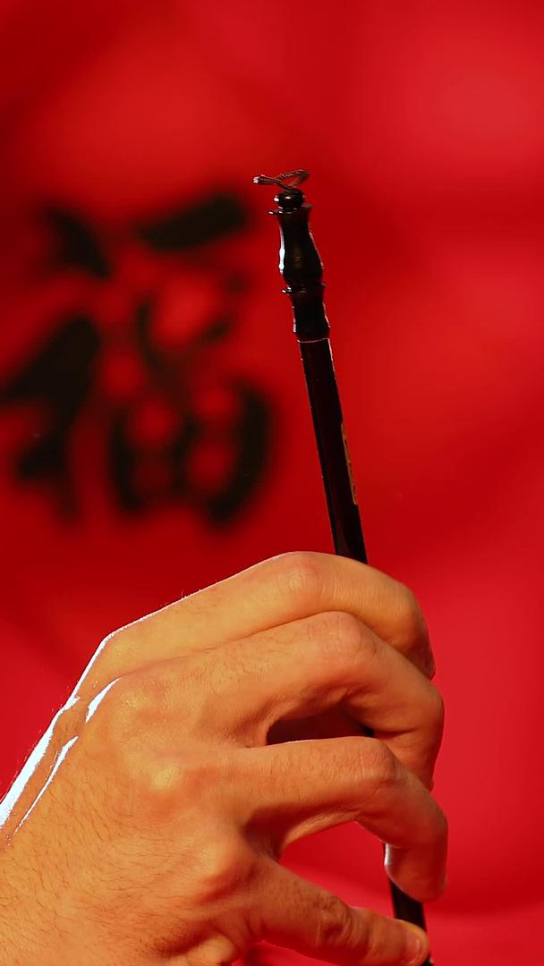 春节书法毛笔书写对联红色背景实拍视频视频的预览图