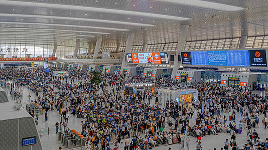 8K震撼延时杭州东站乘客候车室人群视频的预览图
