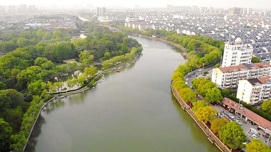 4k城市护城河航拍视频的预览图