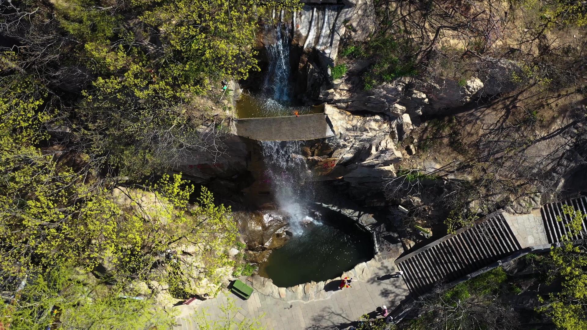 著名的5A景区花果山水帘洞瀑布航拍视频视频的预览图