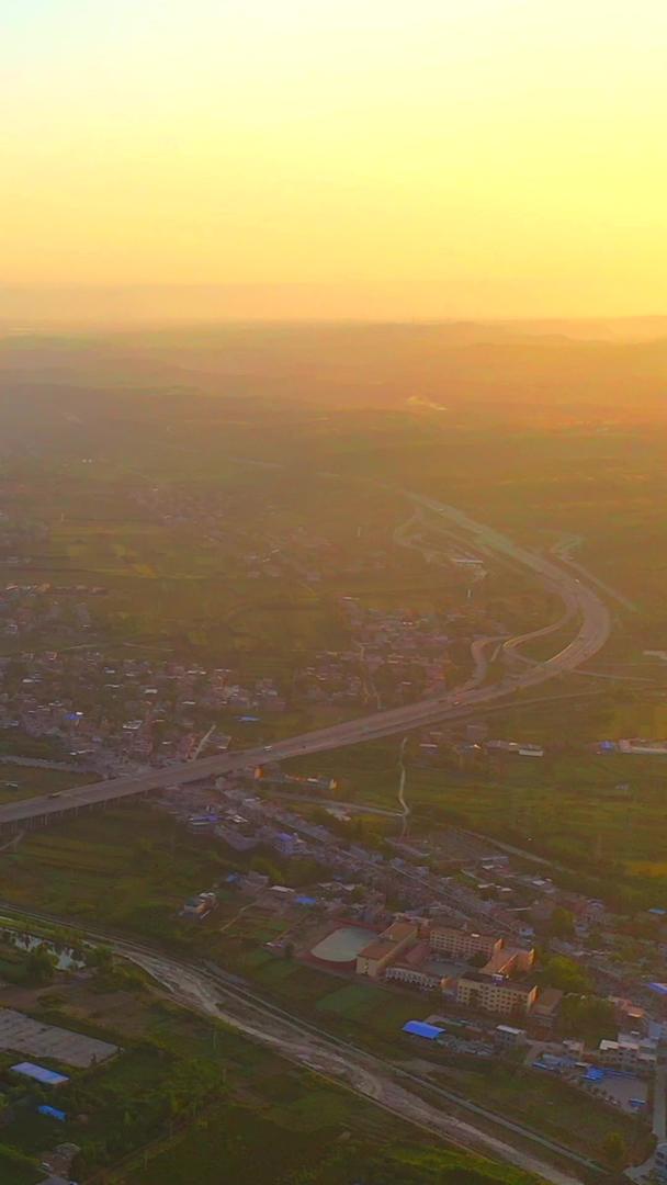 高速公路在阳光下沐浴视频的预览图