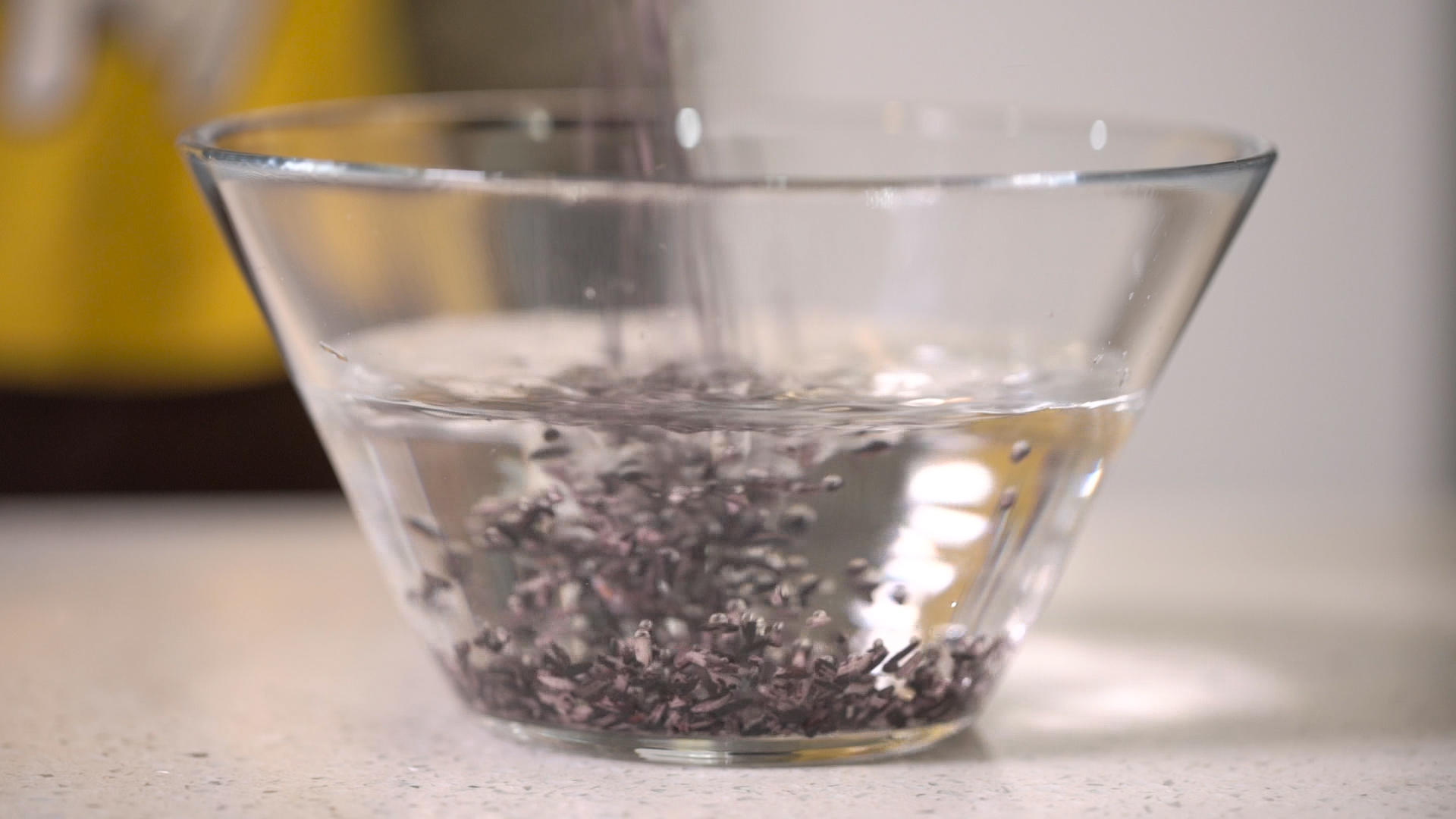 实拍紫米倒入碗中升格视频视频的预览图
