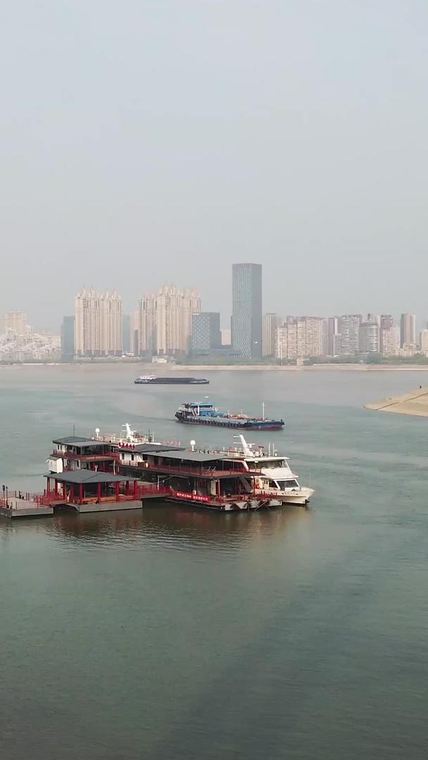 武汉汉口龙王庙轮渡码头汉江与长江交汇处视频的预览图