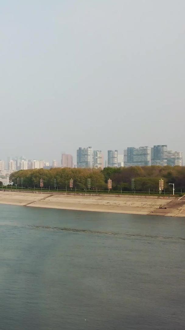 武汉汉口龙王庙轮渡码头汉江与长江交汇处视频的预览图