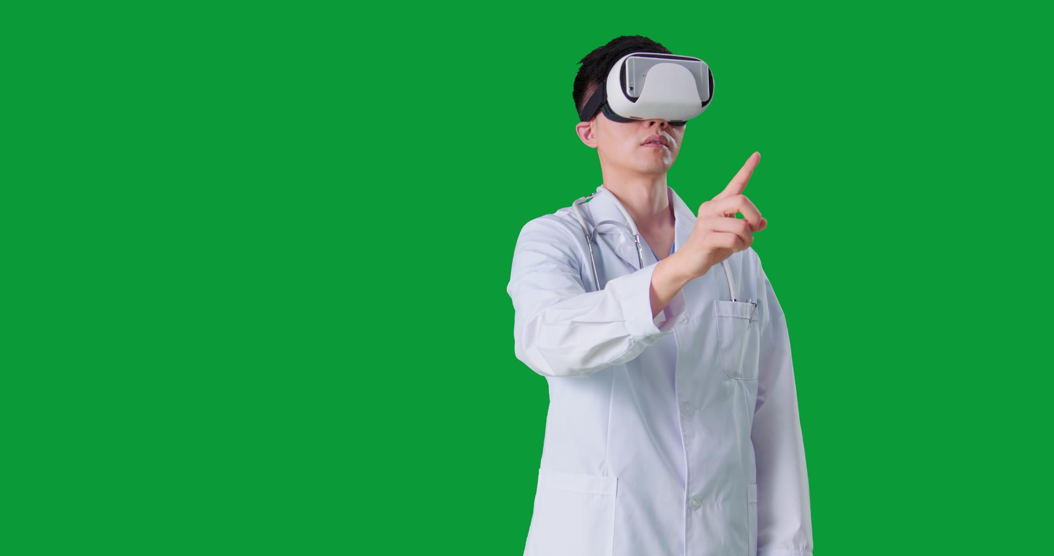 男青年医生带VR眼镜点击虚拟悬浮屏幕操作视频的预览图