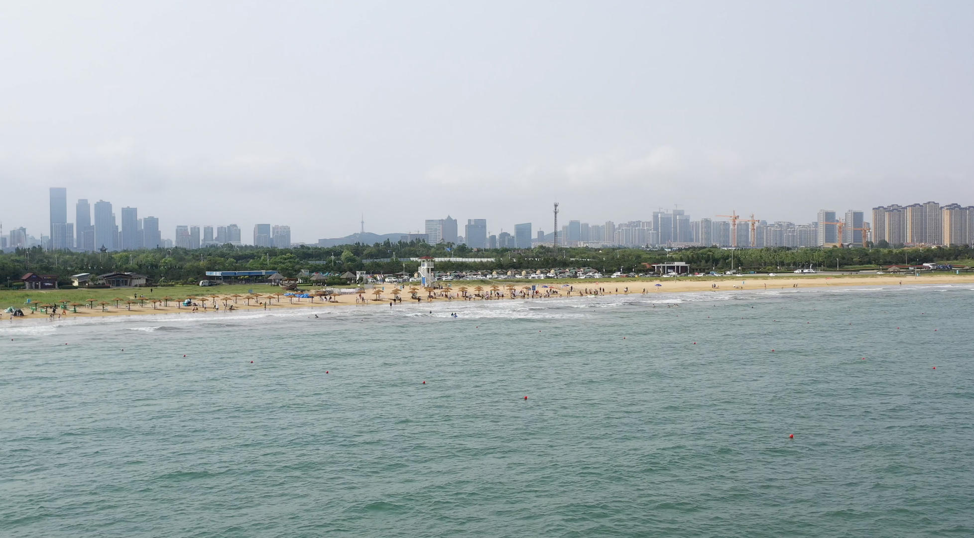 夏季避暑航拍青岛银沙滩海水浴场视频的预览图