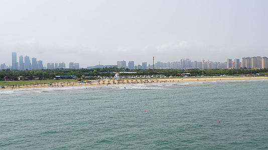 夏季避暑航拍青岛银沙滩海水浴场视频的预览图
