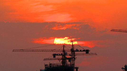 4K夕阳下的建筑塔吊视频的预览图