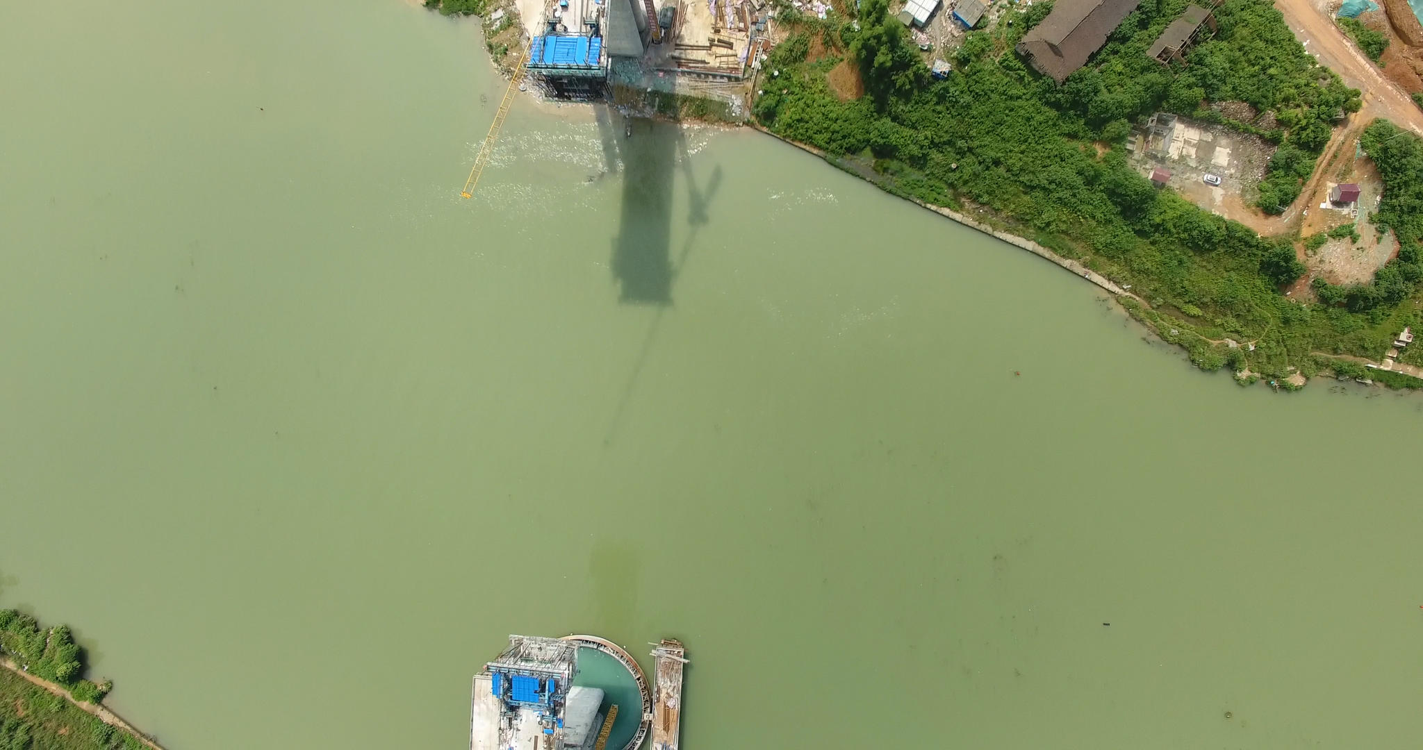 4K高清垂直航拍跨河桥梁施工现场视频的预览图