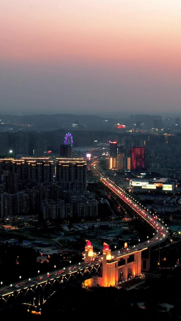 南京长江大桥航拍延时摄影车流江北新区夜景视频的预览图