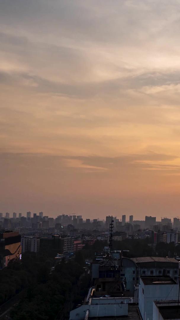 拍摄夕阳落日城市天际线延时摄影视频的预览图