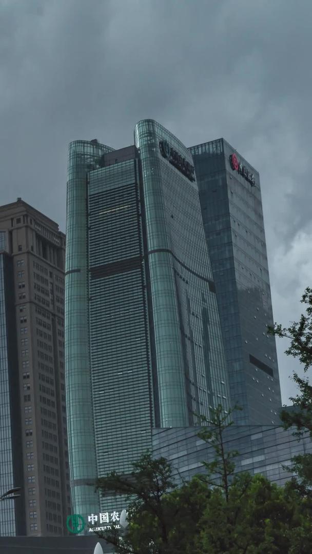 雨后重庆的天空和建筑延迟视频的预览图