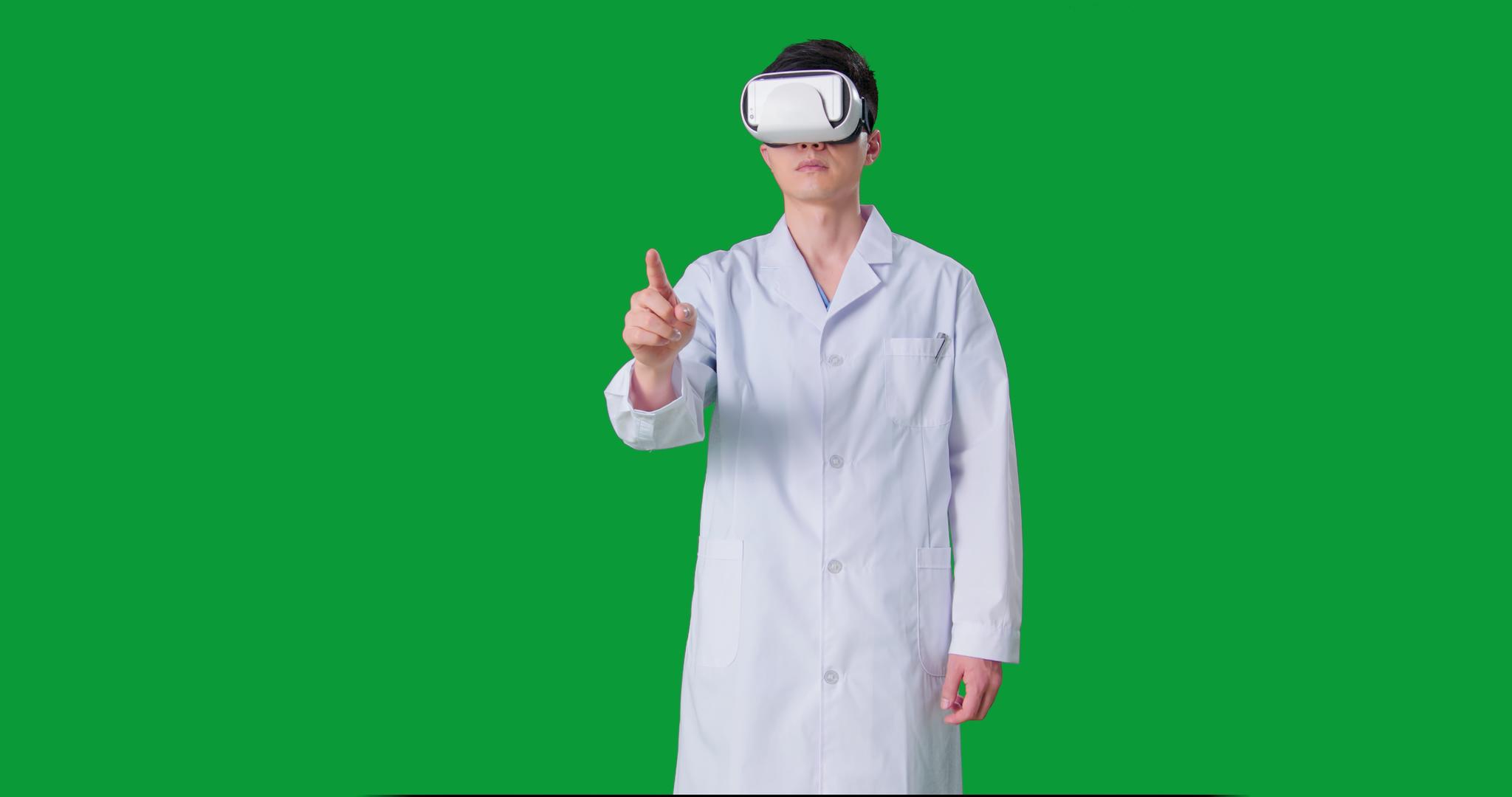 男青年医生带VR眼镜点击虚拟屏幕操作视频的预览图