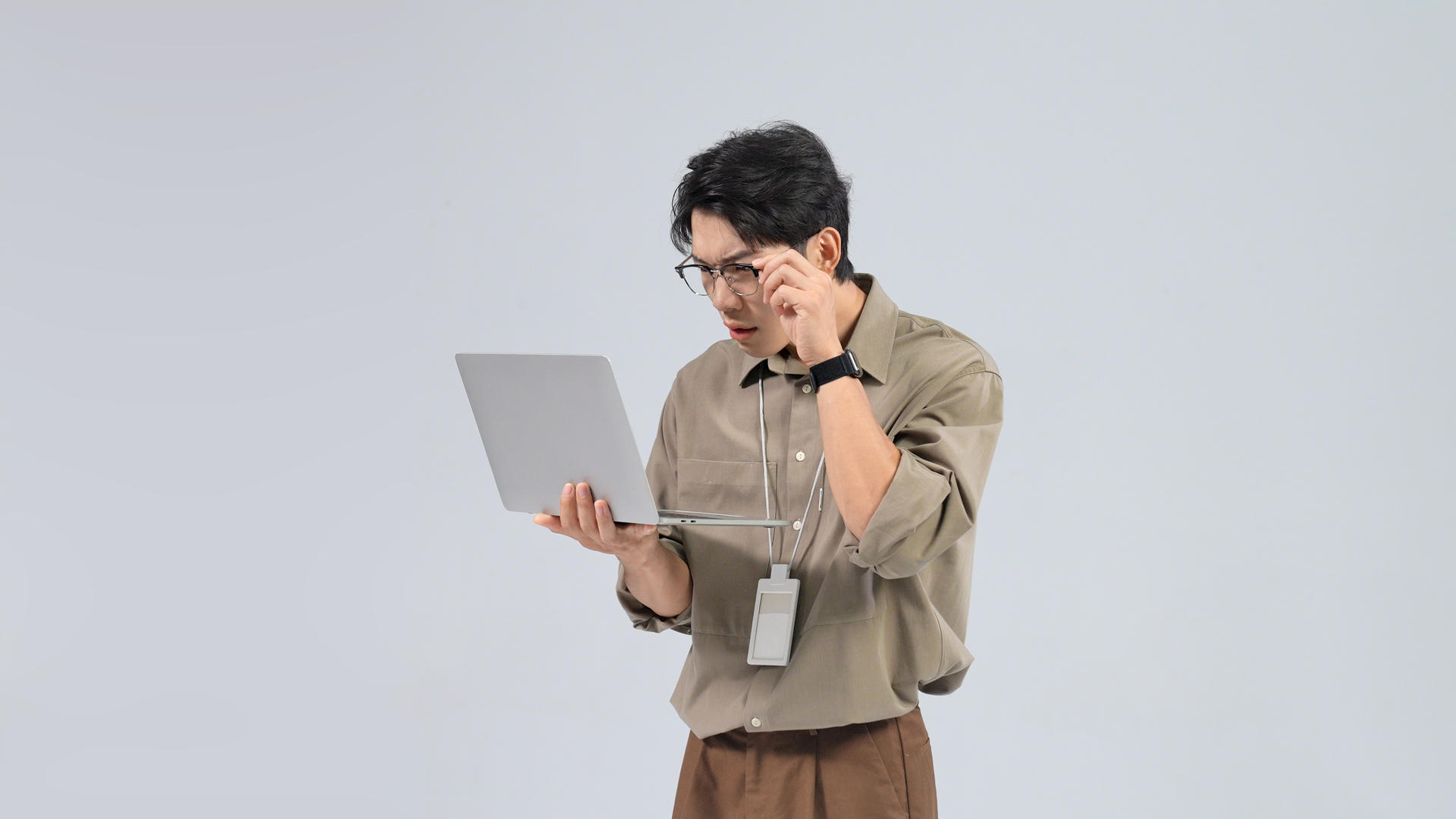 年轻人专注于使用笔记本电脑视频的预览图