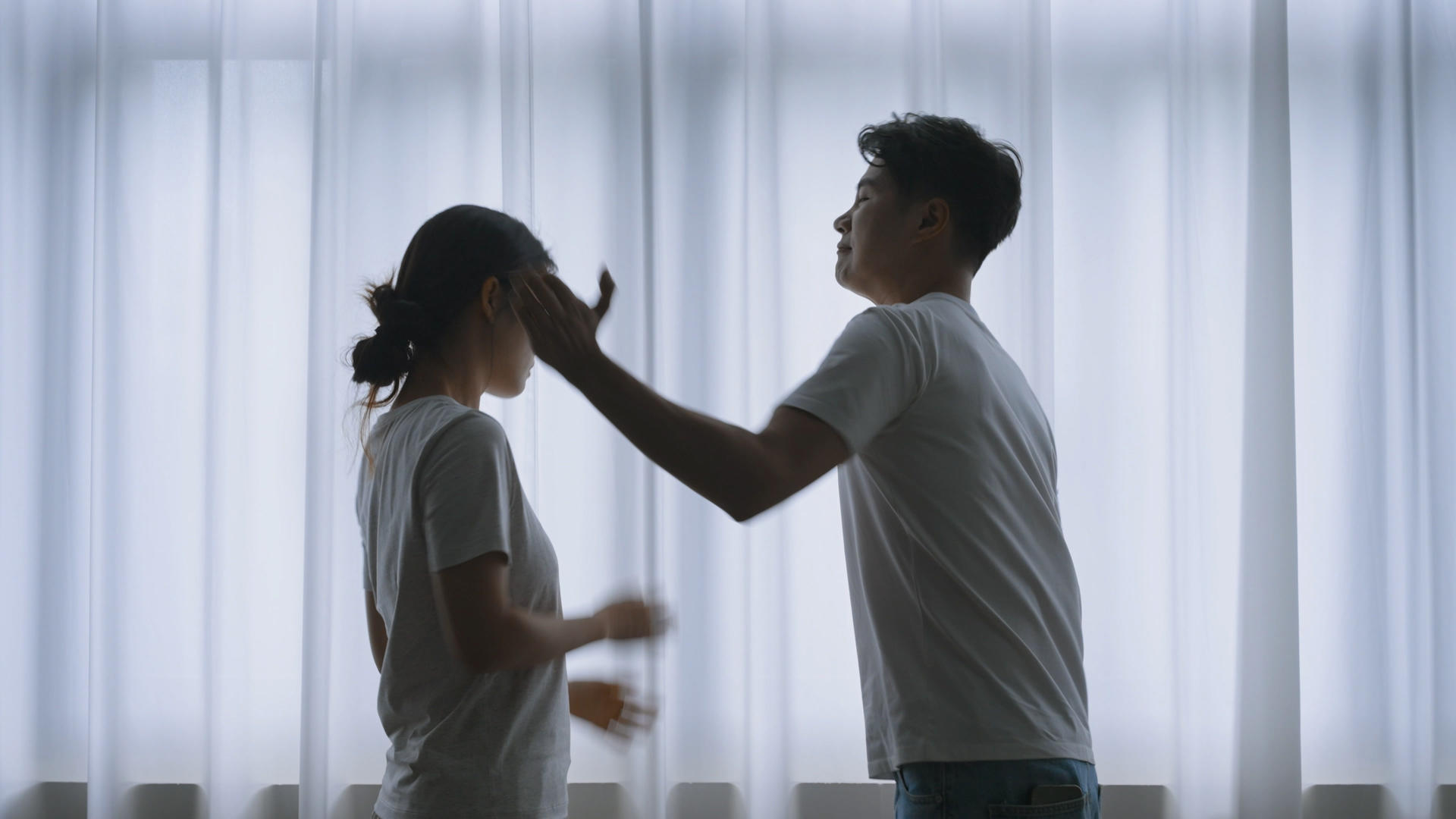 4k年轻夫妇吵架争吵家暴情绪稳定打架视频的预览图