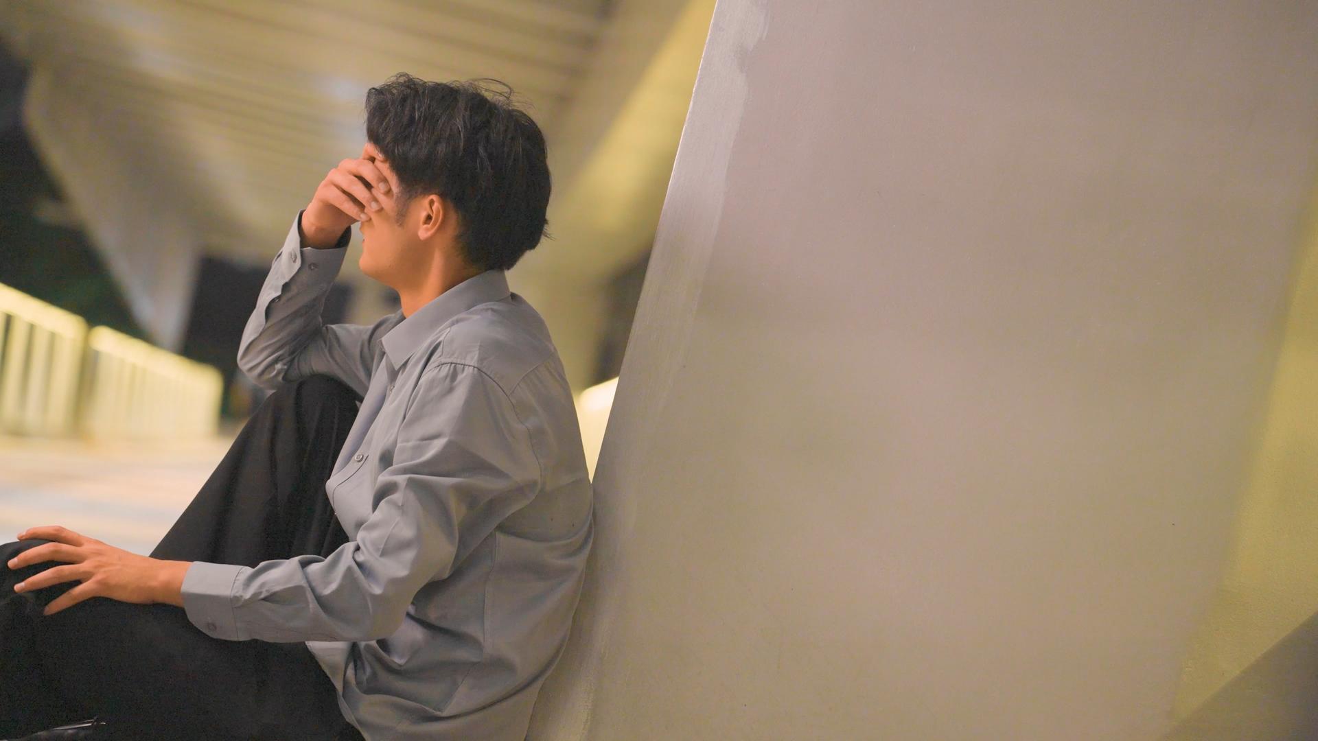 4k男青年情绪低落地坐在街上伤心痛苦视频的预览图