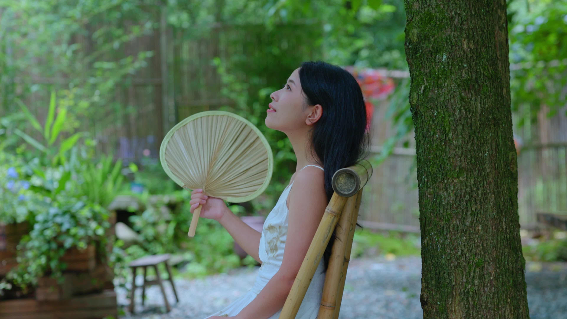 夏日山林清凉竹扇人像实拍视频的预览图