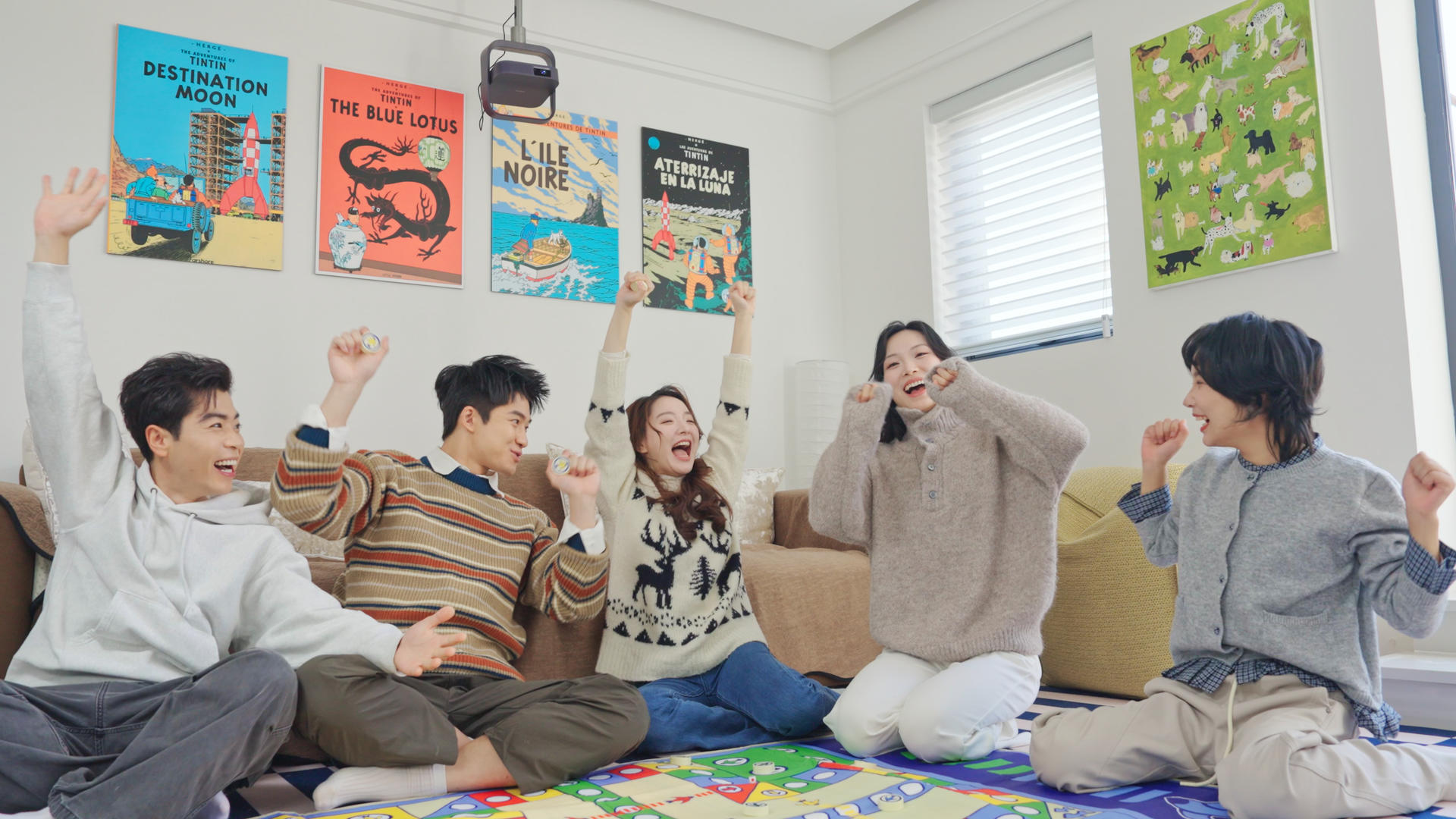 年轻人和女人开心地聚会视频的预览图