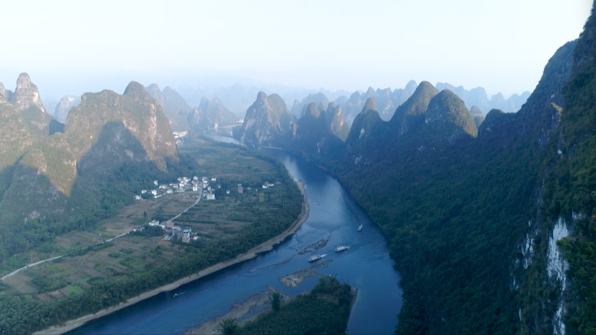 1080P桂林漓江流域相公山航拍视频的预览图