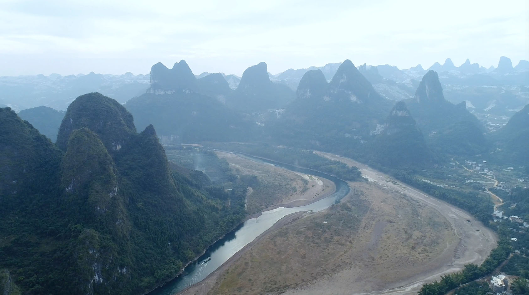 4k航拍漓江流域风光视频的预览图