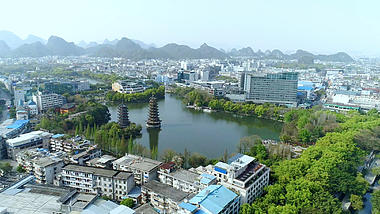 4k鸟瞰山水城市桂林视频的预览图