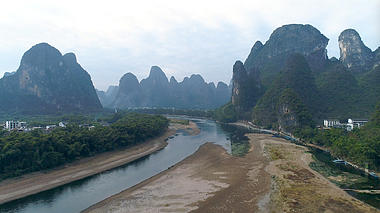 4k群山环绕的河流风景视频的预览图