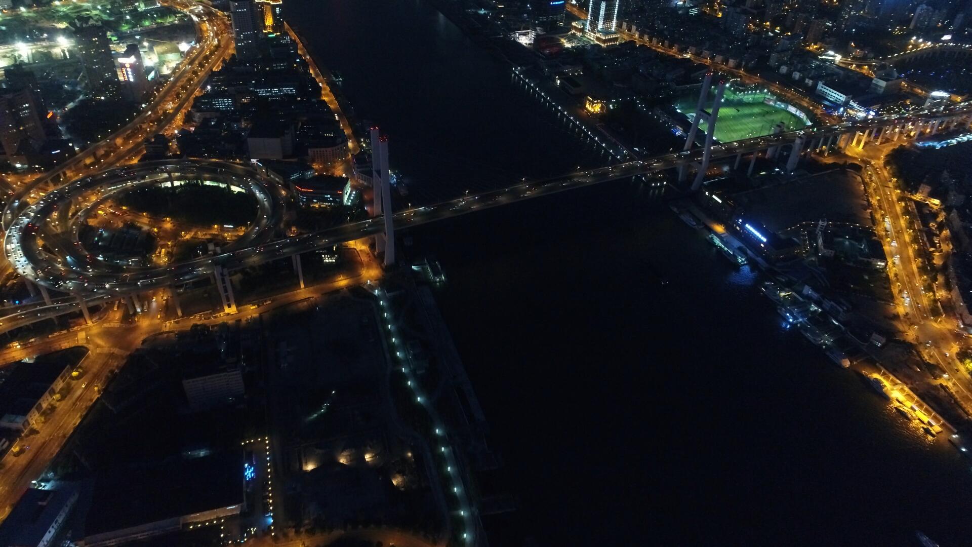 4K航拍上海黄浦江夜景俯拍视频的预览图