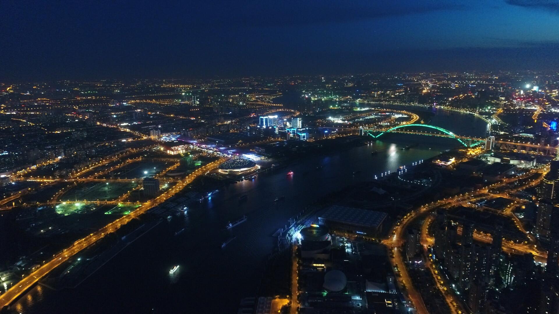 4K航拍上海滨江夜景视频的预览图