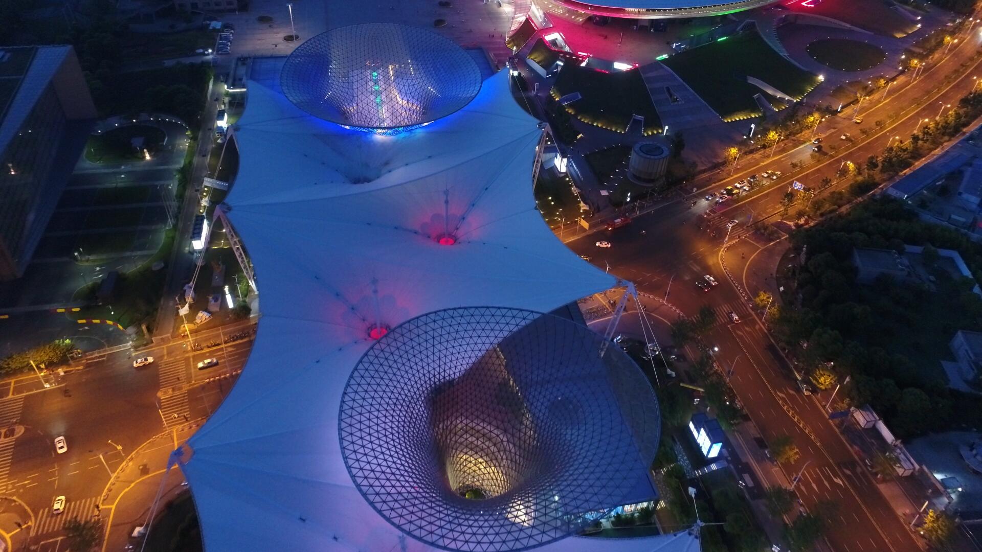 4K航拍上海世博轴奔驰中心夜景俯拍视频的预览图