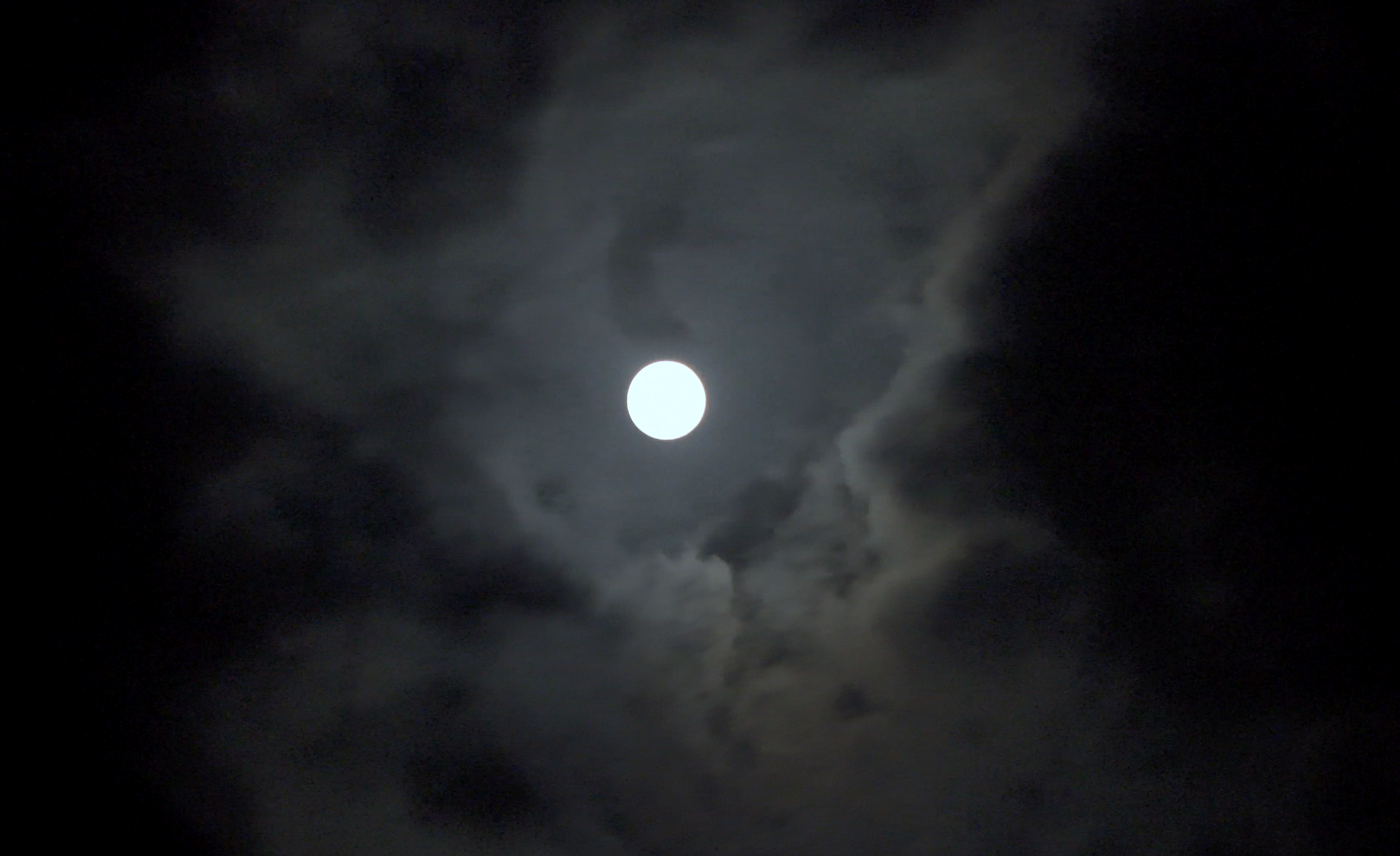 4k流动的乌云挡住了月亮视频的预览图