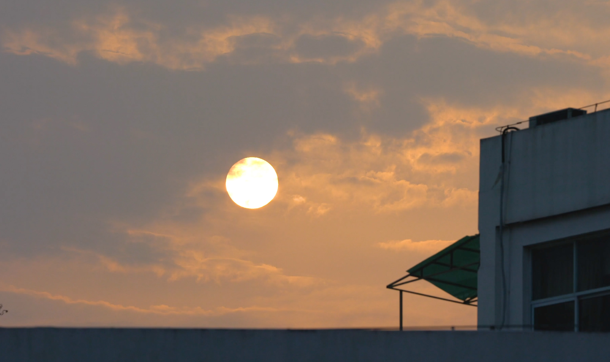4k延时夕阳下屋顶的落日视频的预览图