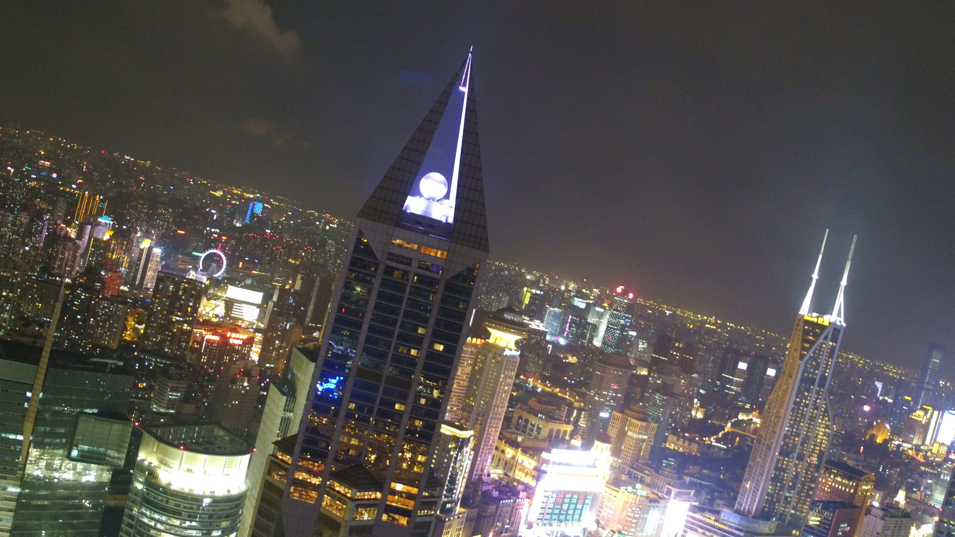 4K上海城市夜景倾斜航拍视频的预览图
