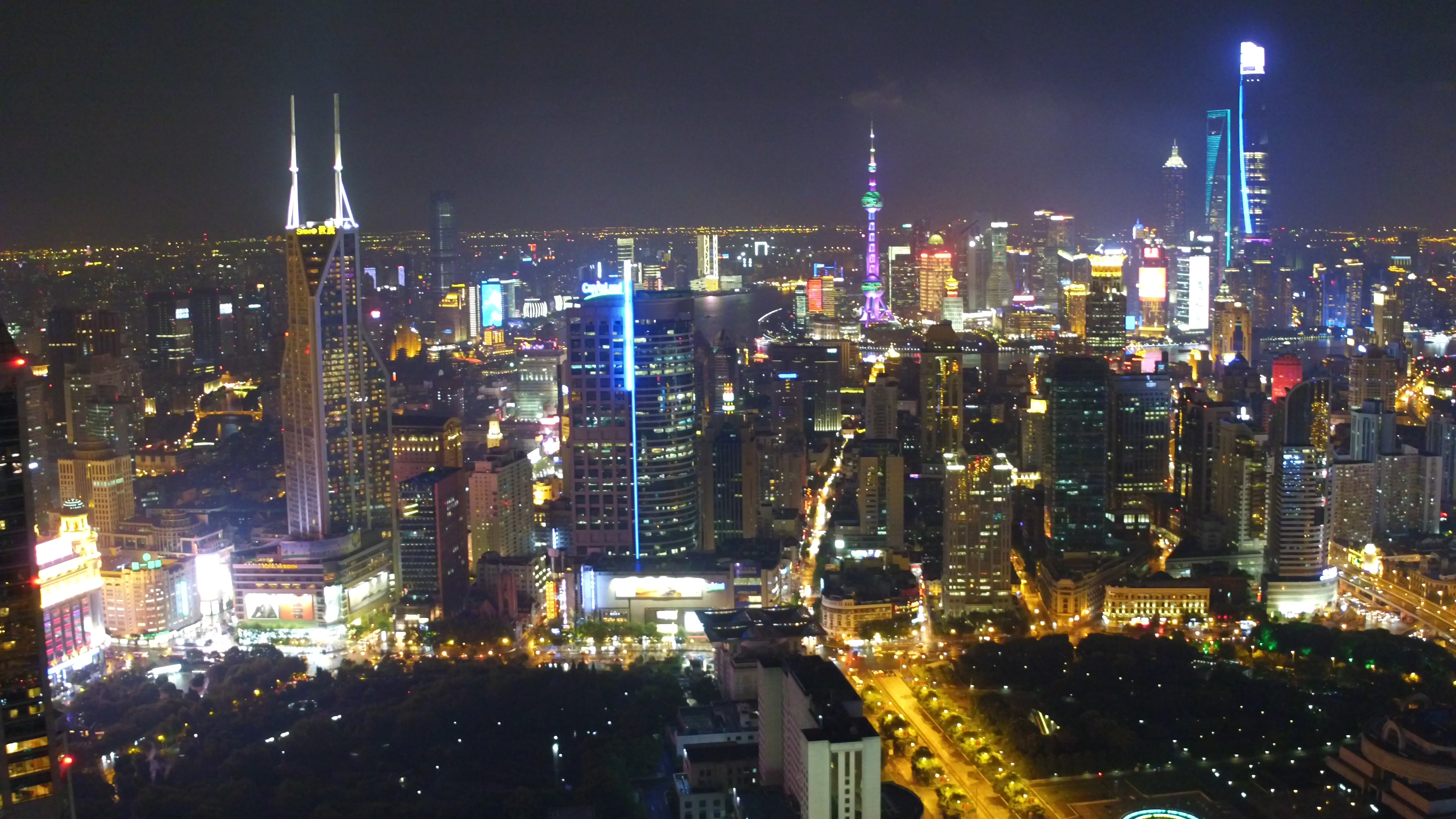 4K上海陆家嘴城市夜景航拍视频的预览图