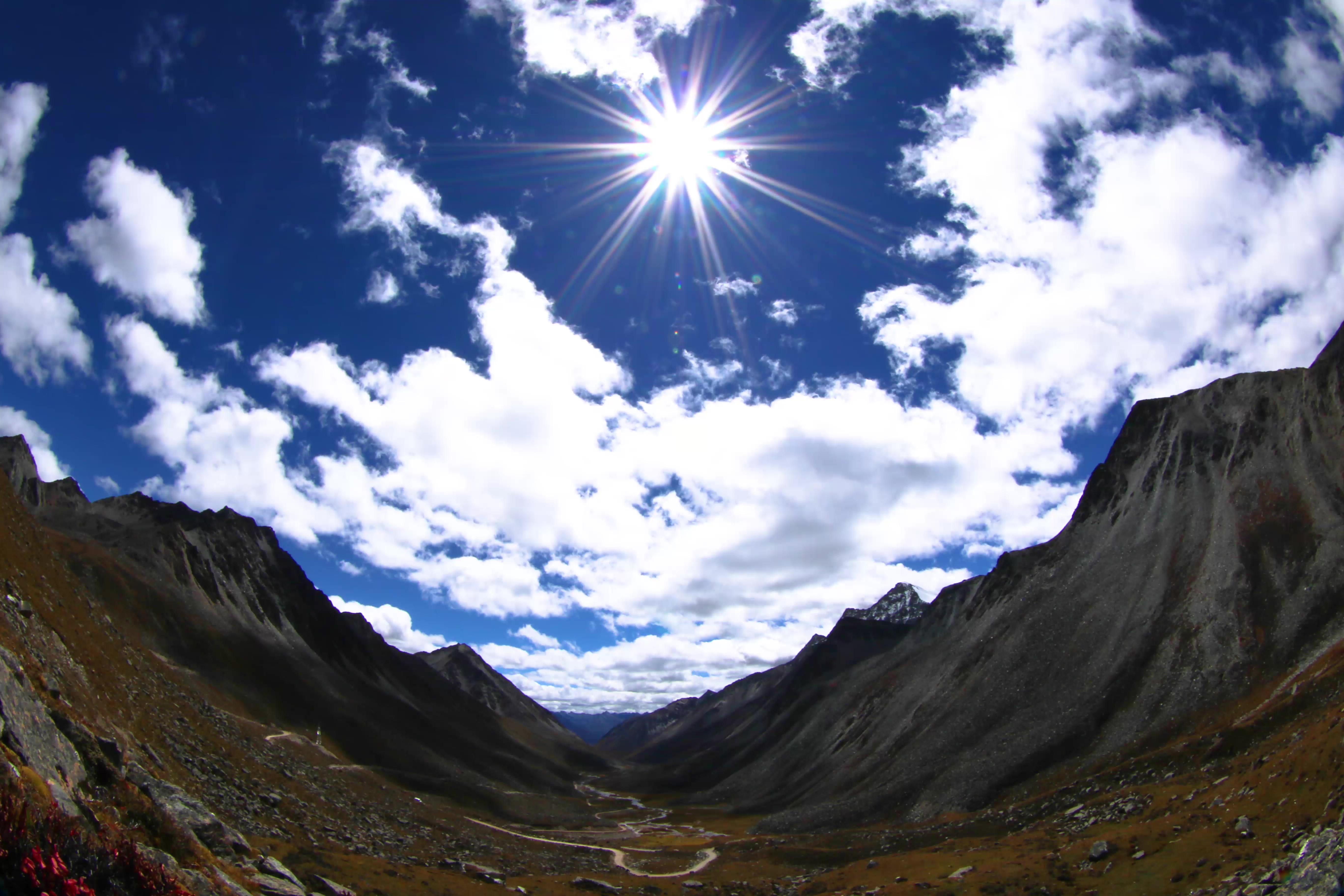 4K延时西藏高原群山蓝天白云视频的预览图