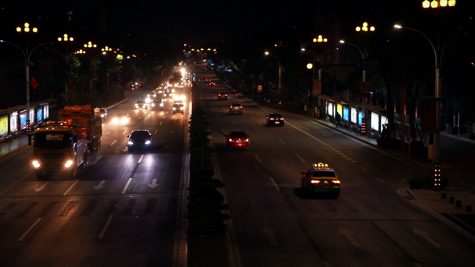 1080P城市夜晚车流实拍视频视频的预览图