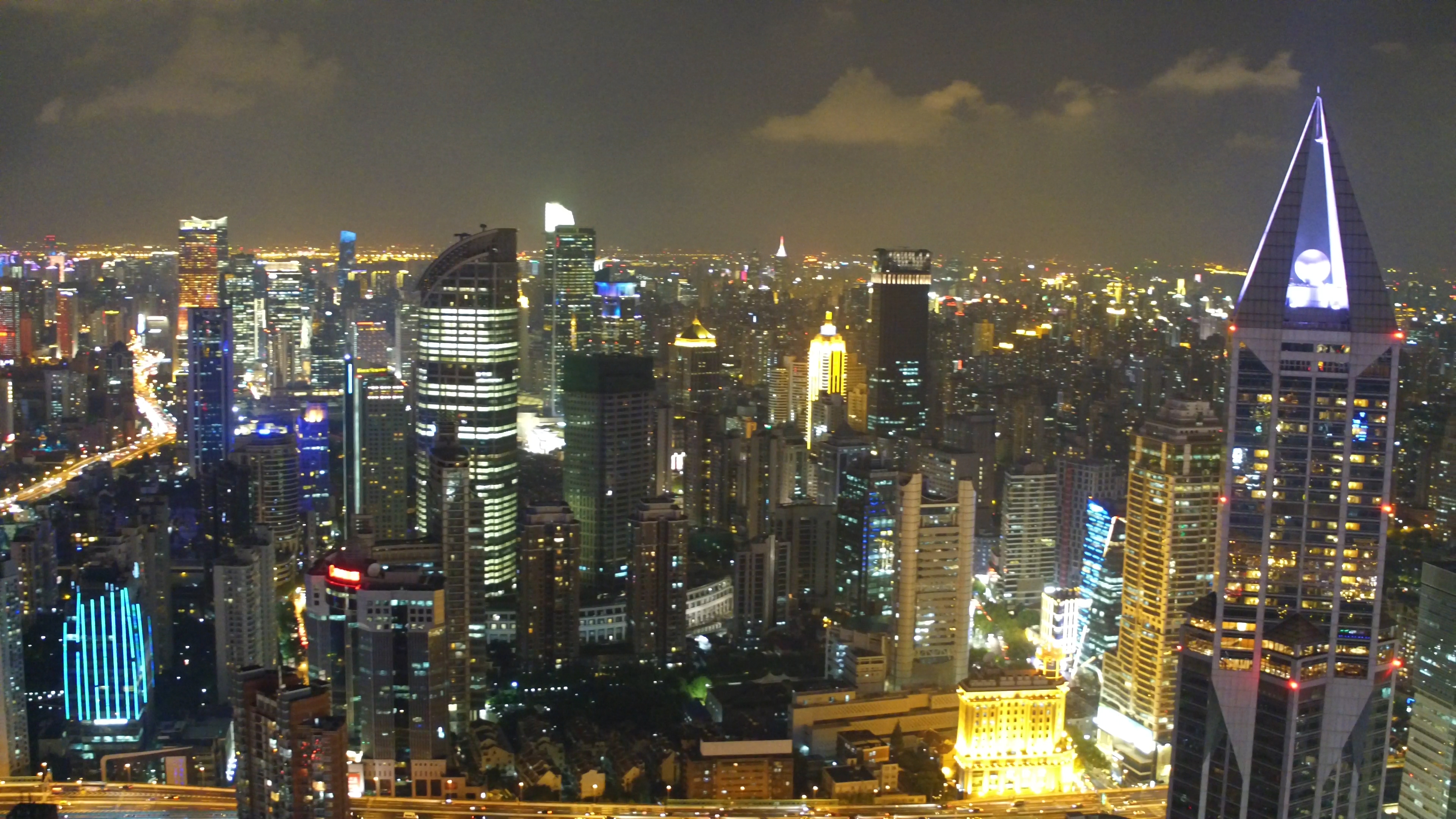 4K上海城市陆家嘴东方明珠夜景航拍视频的预览图