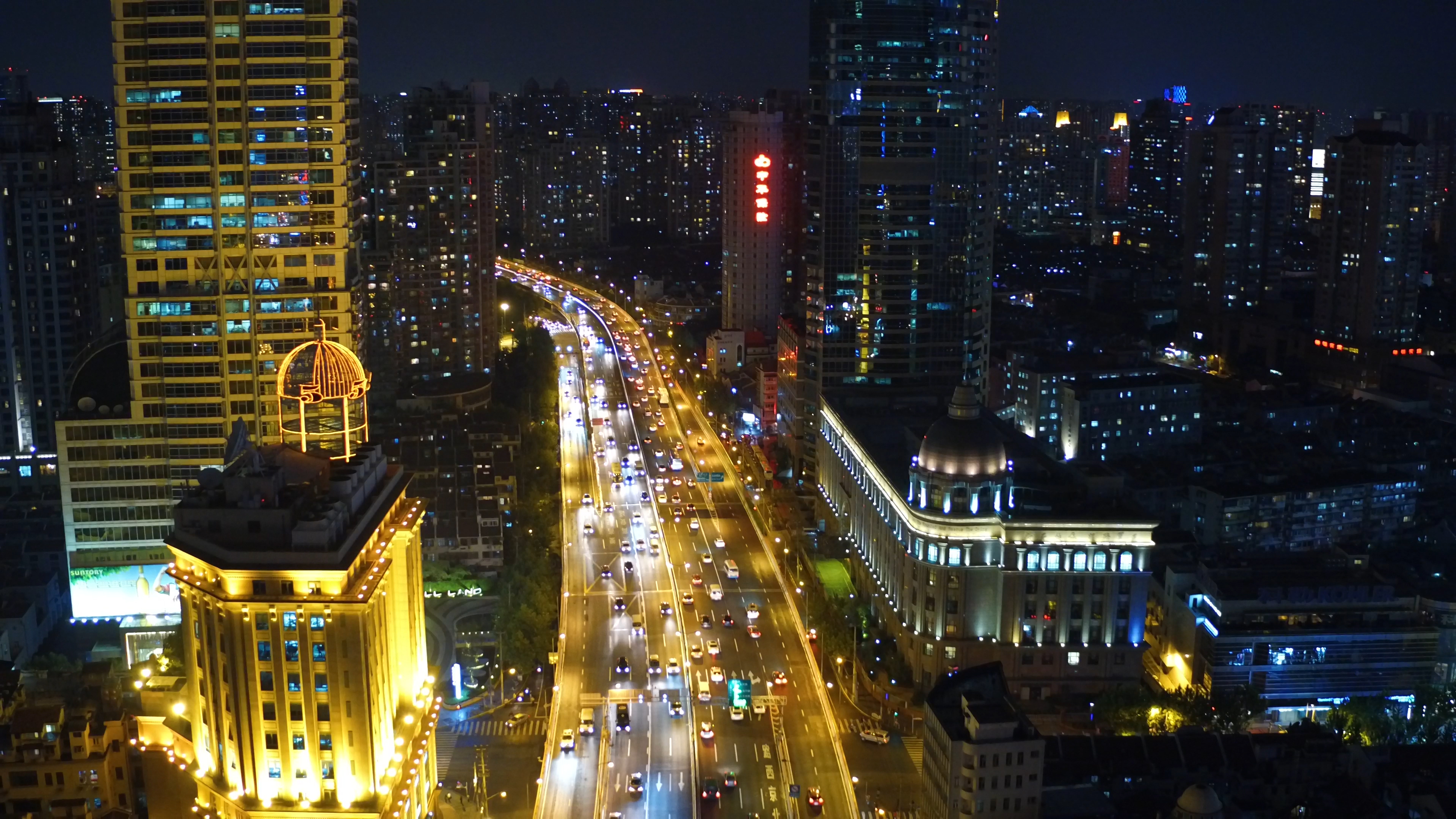 4K上海建筑高架航拍视频的预览图