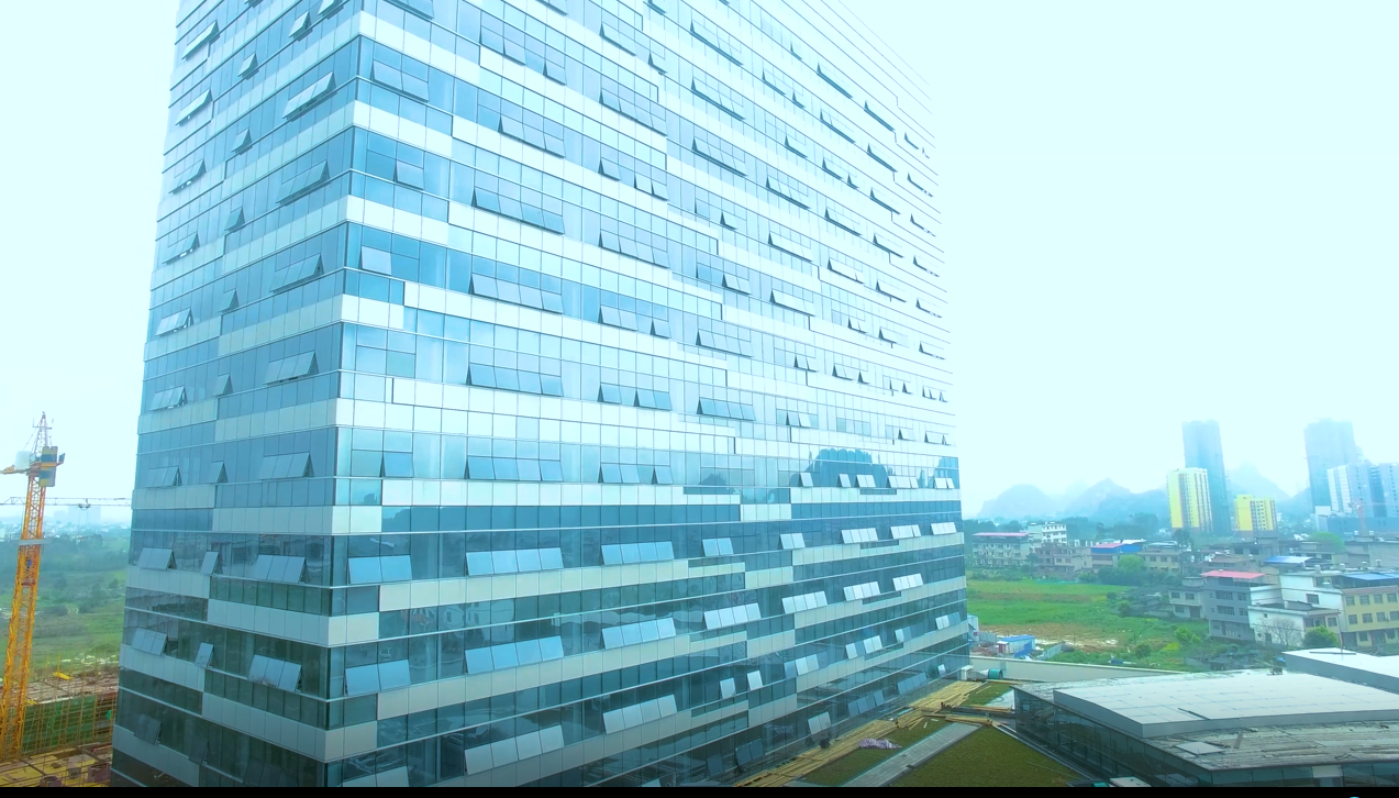 4K玻璃建筑航拍上升视频的预览图