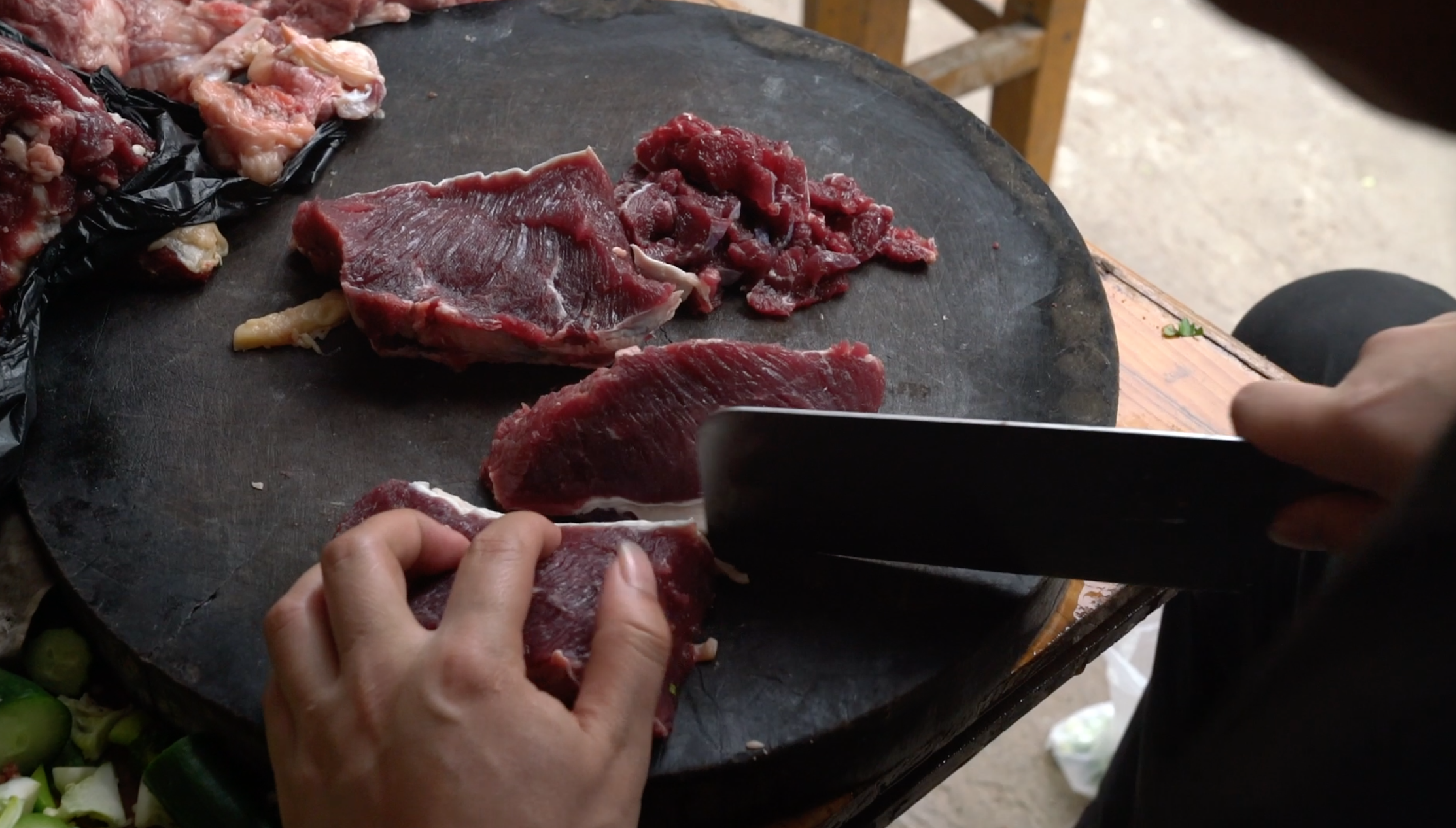 1080P民间厨师手工切牛肉视频的预览图