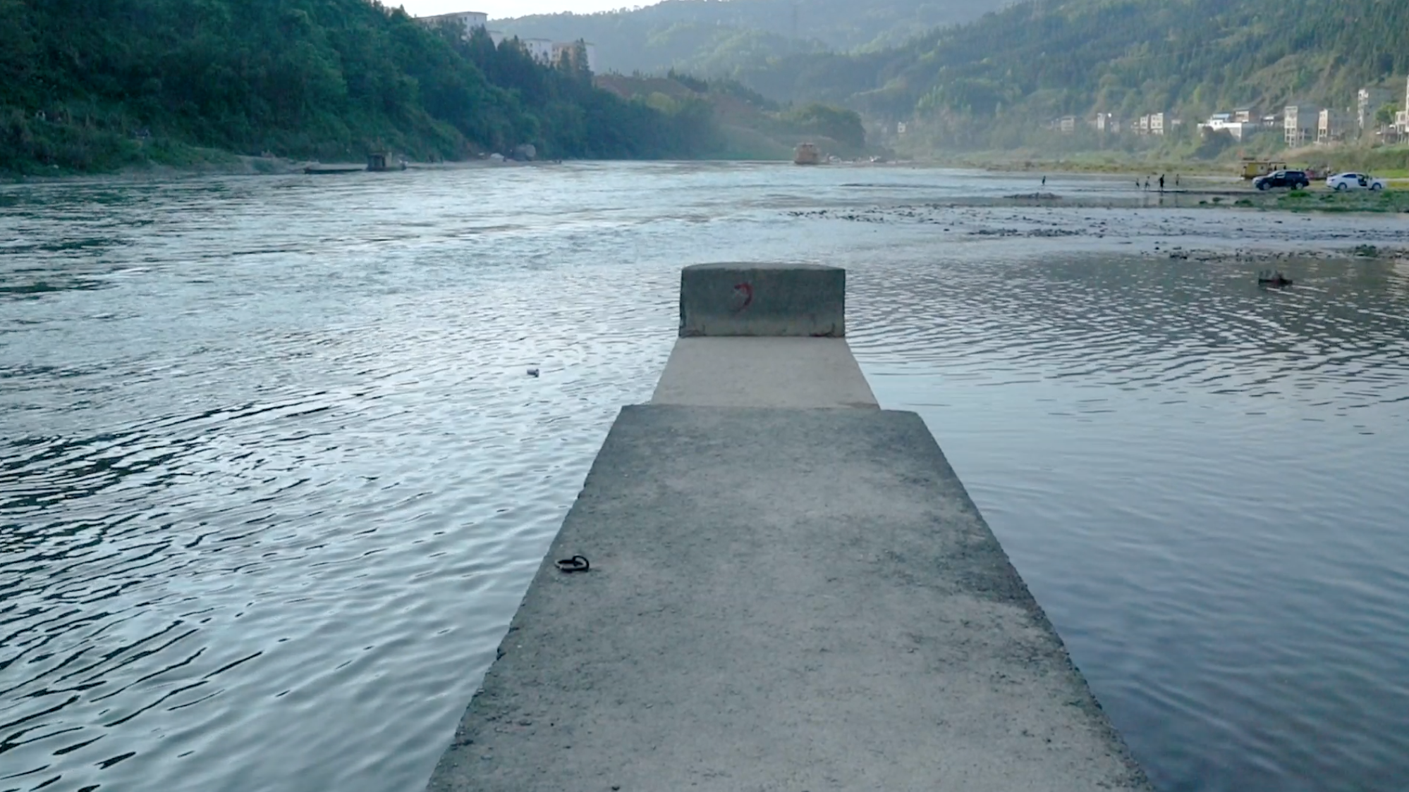 1080P河床上的水坝视频的预览图