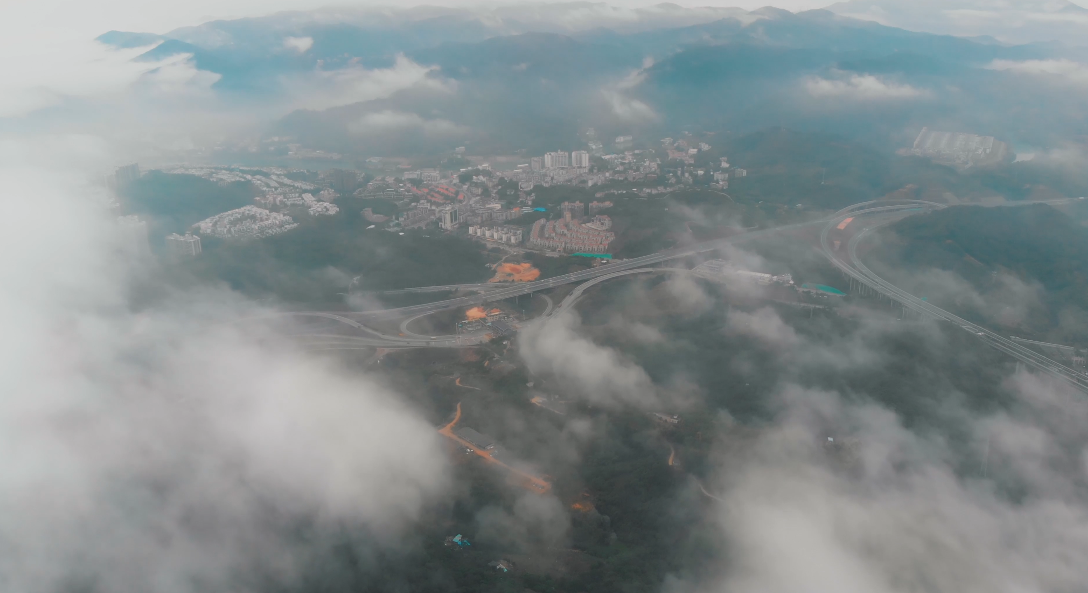 4K超高清群山中城镇航拍视频的预览图